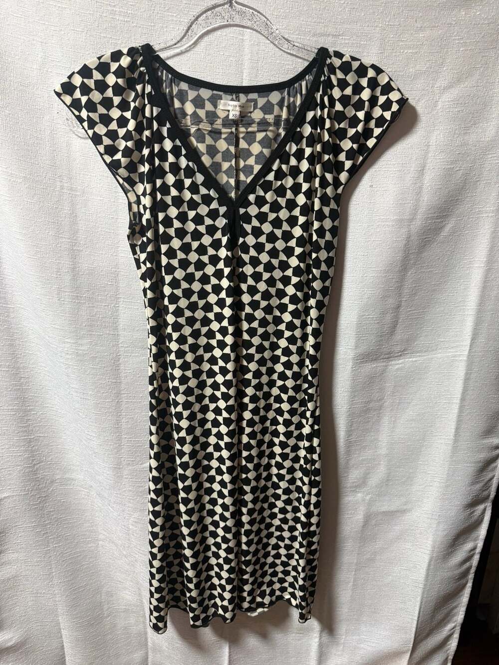 Sophie Max Black and White Geometric Pattern V-Neck Cap Sleeve Dress